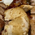 粤港美食 - 焼味四寶（肉4種盛り）
            醤油地鶏（香甜油鶏）ローストチキン