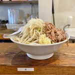 Mentobi Roppou - ラーメン(大盛り)@930円(ヤサイ、ニンニク、アブラ)普通