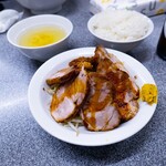 中華麺店 喜楽 - やきぶた650円、ライス200円「スープ付き」、ビール550円です。