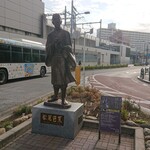 Torafugu Tei - 南千住駅西口駅前広場にある松尾芭蕉像をパシャリっとw