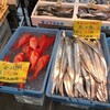 長井水産（株）（直売センター） - あーまぶし。魚がまぶしい (太刀魚のせいかも)