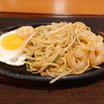 C's Dining - ぷりぷり海老のピリ辛焼きそば(780円)