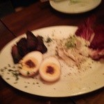 pittsuxeriaangoro - 黒板３種盛り（なすのバルサミコマリネ、燻製卵アンチョビのせ、蒸し鶏と青菜の生姜マヨ和え）
