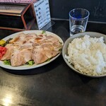 Isshinrou - チビが頼んだ、チャーシュー皿(税込680円)＋ライスセット(150円)で、830円…