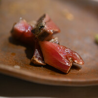 うを徳 - 《雲州五十猛（いそだけ）》"鰹（かつを）"藁焼（わらやき）大蒜醬油（おほひるまめびしほ）