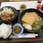 Azemichi - キツネセット1100円。優しい味わいのキツネうどんに、ジューシーな唐揚げとご飯がついててお腹パンパン。