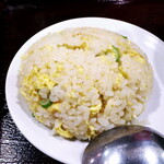 Shanshambou - 半チャーハン（ライスから変更￥100）。シンプルな塩味で、担々麺のスープと好相性