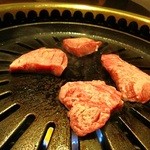 焼肉 夢丸 - 厚切り牛タンを焼いています