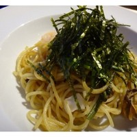 展望レストラン LAPUTA - 魚介入り和風パスタ・・私はこちらを頂きましたが、、お醤油ベースのサッパリ味です。
                  帆立や海老が入っていましたよ。お味としては「普通」かしら。
                  