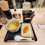 やりうどん - 朝うどん、ハーフうどんといなり寿司またはかしわおにぎり