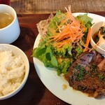Laugh - 豚肩肉グリル、グリーンサラダ、韓国風ニラ豆腐を選択