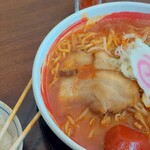 ラーメン さんぱち - 七味を投入…。