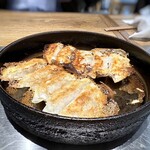 本店鉄なべ - 料理写真:◆にんにく餃子(650円）・・やや小振りで10個。羽根つきで皮がカリッと焼かれ好み。 最後にピリッとするのが「にんにく」かしら。