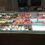 シャトレーゼ - 料理写真:ショーケース ショートケーキ・ロールケーキ・デコレーションケーキ
