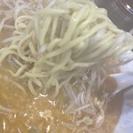 北海とんこつ らーめん純輝 - 麺とスープ　熱々だから気を付けて！