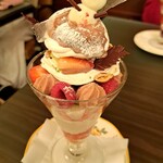 ショコラティエ パレ ド オール - 久しぶりにパレドオルさんのクリスマスパフェを食べたかったので嬉しかったです！いちごちゃん、ありがとう～