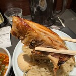 麺屋武蔵 虎嘯 - 虎嘯辛つけ麺　大盛り　大ぶりの焼豚