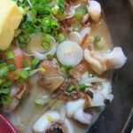 長崎ちゃんぽん・皿うどん 球磨 - スライスされたフライドガーリック満載