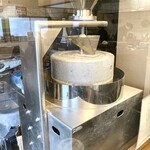 石臼玄麦自家製らーめん 丸竈 - 石臼(麦を挽くところから始める)