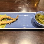 目黒のさんま 菜の花 - お通し300円
わかさぎの唐揚げ、めかぶ