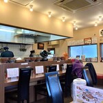 石臼玄麦自家製らーめん 丸竈 - 店舗内観