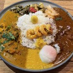 ハルダモンカレー - チキンカレーとフィッシュマンズカレーのあいがけ(1,600円)にエビのココナツハバネロアチャール(350円)と温泉玉子(100円)