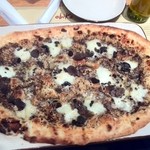 オービカ モッツァレラバー - トリュフのピザ、タルトゥーフォ