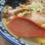 めん処 樹 - 塩らぁ麺は節香る淡麗スープにキレのあるカエシですっきり。それでいて食べ進めるごとに旨みが増す深い味わい。