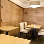 天ぷら よこい - 落ち着く個室の様な雰囲気のテーブル席