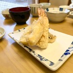 天ぷら よこい - ●二皿目
      ・黒舞茸
      ・海老