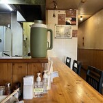 まるまつラーメン - カウンター。奥は座敷