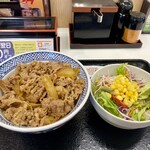 吉野家 - 牛丼に生野菜サラダ