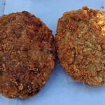 ぶたふく - 左・ミンチカツ￥130、右コロッケ￥100。サックサク、肉の旨味がたまらない。