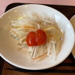 知味飯店 - 大根とトマトとレモンのサラダ身体に優しいです