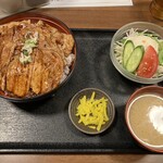 あうん - ハーフ豚丼（バラとロースのハーフハーフ）上のセット（しじみの味噌汁とサラダ）