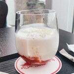 カフェ・キキ - いちごオレ　冷たい牛乳にいちごピュレのシンプルなもの。パンによくあいました。お店の窓が大きくてお天気のいい日は最高だろうなぁと。