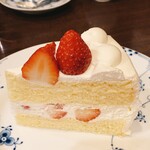 Tsubakiya Kohi - ストロベリーショートケーキが一番人気だそう。こちらのケーキはどれも大ぶり。コーヒーが美味しいのが良きです。