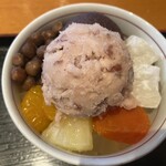 Tsuruse - 自家製の小豆アイスが中央にどんと乗っています。