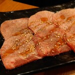 大衆ホルモン焼肉酒場 七照宴 - 牛タン塩　935円