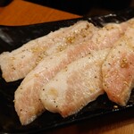 Taishuu Horumon Yakiniku Sakaba Hisshouen - 豚トロ（塩）　418円