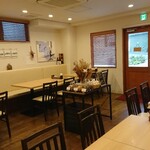 Chisou - 店舗は白×茶色で統一され暖色系でライトダウン