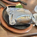 DON・MARLIN - パピヨットハンバーグのホイルを開く前