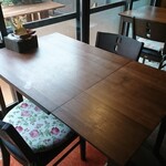 古民家カフェ 繁陽亭 - こちらの窓際のテーブル席に座りました(^^)v