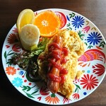 古民家カフェ 繁陽亭 - ウインナー付きスクランブルエッグ・フルーツ