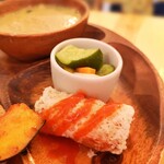 Thai Food&Bar NANA - 海老の揚げ春巻きとピクルス