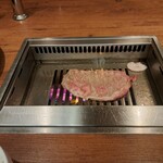 焼肉うしごろ - 網の鉄板で、鹿児島県産のA5黒毛和牛大判サーロインを焼く様子のその6です。
