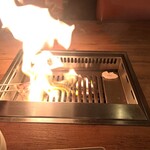 焼肉うしごろ - 網の鉄板で、鹿児島県産のA5黒毛和牛大判サーロインを焼く様子のその7です。