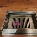 焼肉うしごろ - ガスの火が入った網の鉄板です。