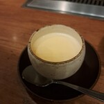 焼肉うしごろ - なめらかプリンです。混ぜることで、苦いカラメルとからめれば美味しくいただけます。
