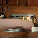 焼肉うしごろ - 網の鉄板で、鹿児島県産のA5黒毛和牛大判サーロインを焼く様子のその3です。